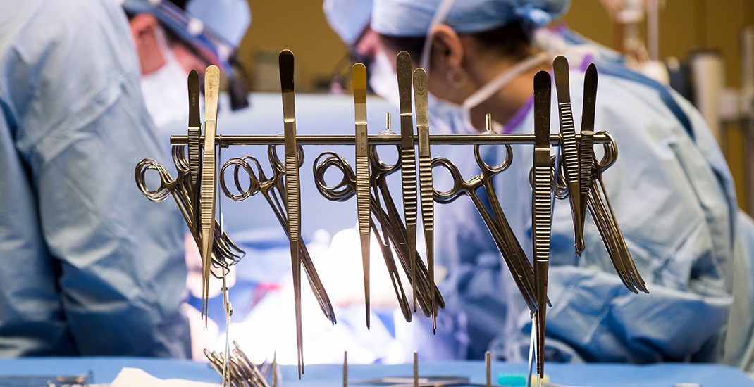 Première en Belgique : réparation de la valve mitrale d’un patient à cœur battant, c’est-à-dire sans circulation extracorporelle. 